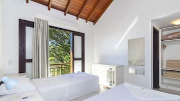 1 chambre, surmatelas, coffres-forts dans les chambres, bureau