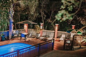 Outdoor pool, open 10:00 AM to 10:00 PM, pool umbrellas, pool loungers - Dubai Bungalows Bombinhas (Bombinhas)