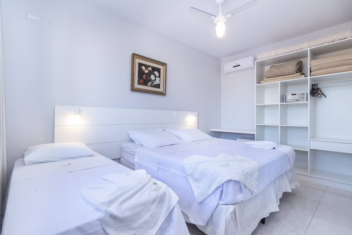 Bungalow Keluarga, 1 kamar tidur (Amplo) | 1 kamar tidur, bantalan ekstra lembut, brankas, dan meja kerja
