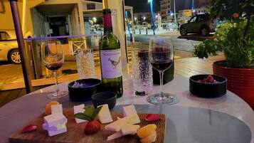 Mediterranean cuisine, al fresco dining
