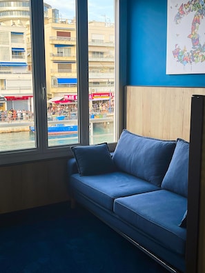 Standard Quadruple Room, Canal View | Living area - Hôtel les 4 éléments (Palavas-les-Flots)