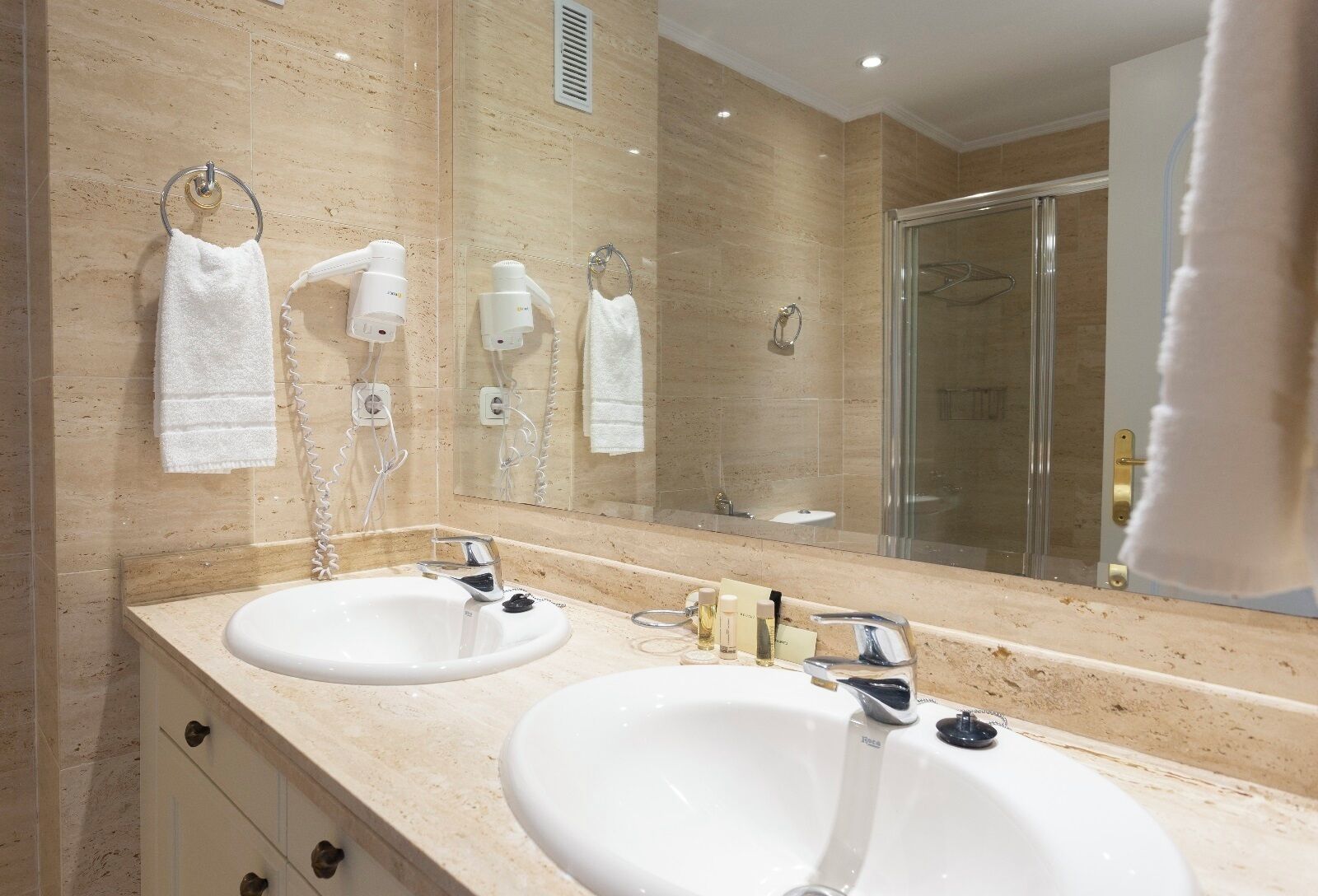 superior apartment, 2 bedrooms | bathroom | separate bathtub and shower, free toiletries, hair dryer, bidet