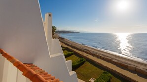 Un hotel costero con vistas a la playa y al océano.