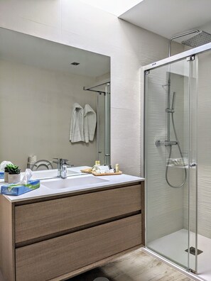 Villa Santamaria, 4 bedrooms | Baño | Bañera y ducha independientes y artículos de higiene personal gratuitos