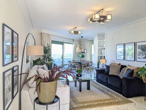 Apartamento superior, 3 habitaciones, bañera de hidromasaje | Zona de estar