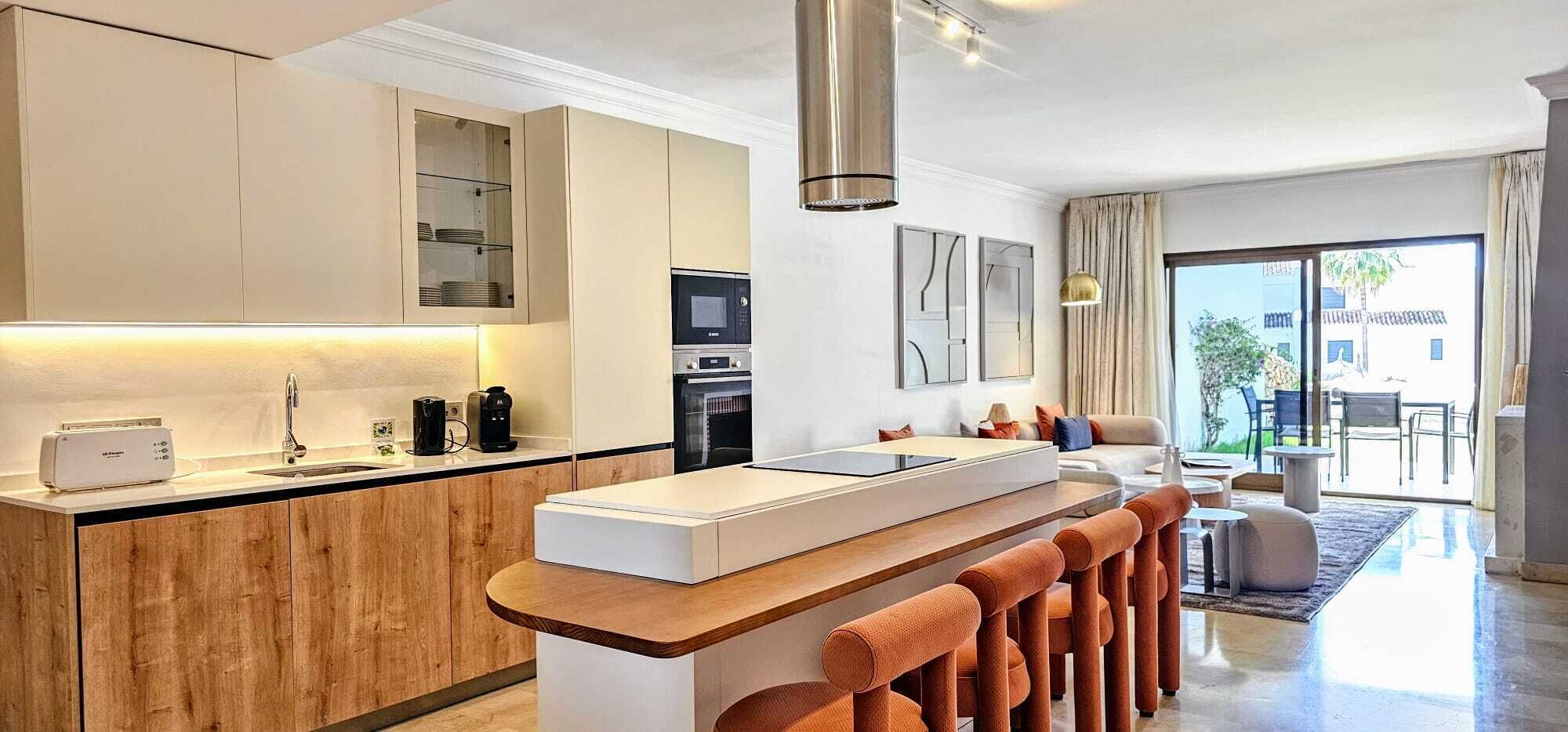 standard apartment, 3 bedrooms | private kitchen | full-sized fridge, microwave, oven, stovetop