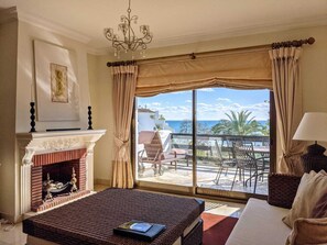 Living area - Coral Beach Aparthotel (Marbella)