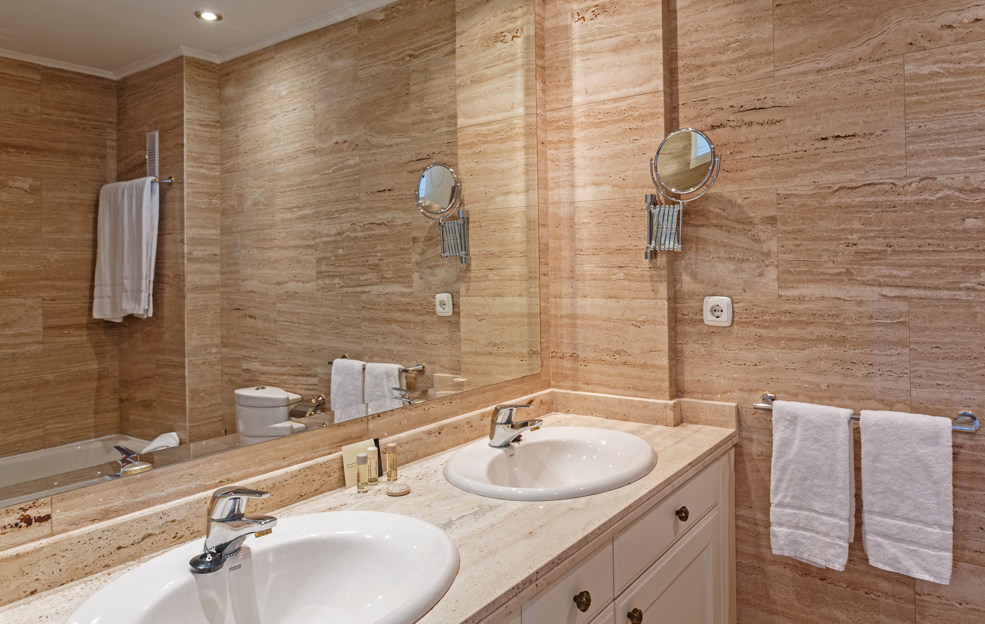 superior apartment, 3 bedrooms, jetted tub | bathroom | separate bathtub and shower, free toiletries, hair dryer, bidet