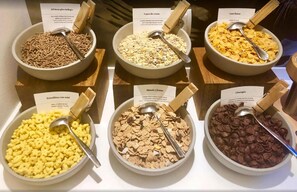 Daily buffet breakfast for a fee - Coral Beach Aparthotel (Marbella)