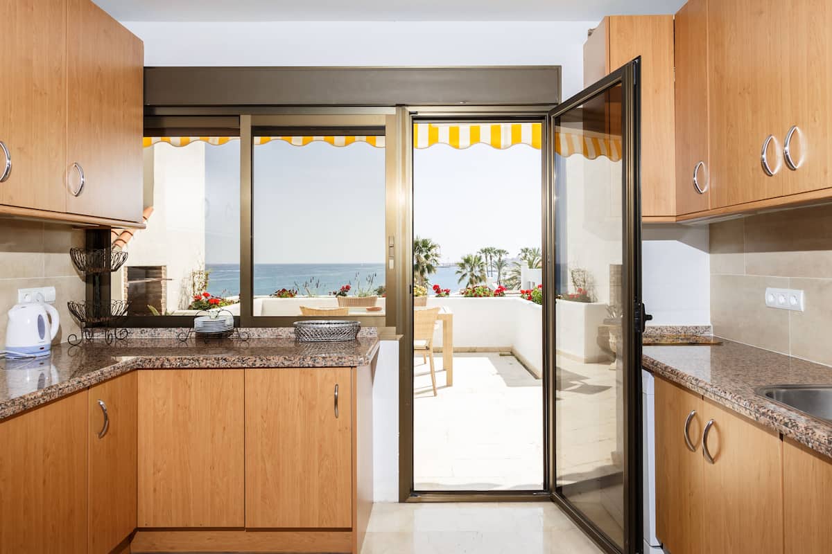 standard apartment, 3 bedrooms | private kitchen | full-sized fridge, microwave, oven, stovetop