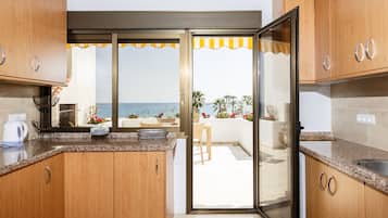 Standard Apartment, 3 Bedrooms | Private kitchen | Full-size fridge, microwave, oven, stovetop