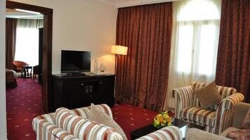 Executive Suite | Living room | TV