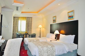 Ropa de cama de alta calidad, cubrecamas y minibar