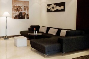 Executive Suite | Living room | TV - Musherib Hotel (Doha)
