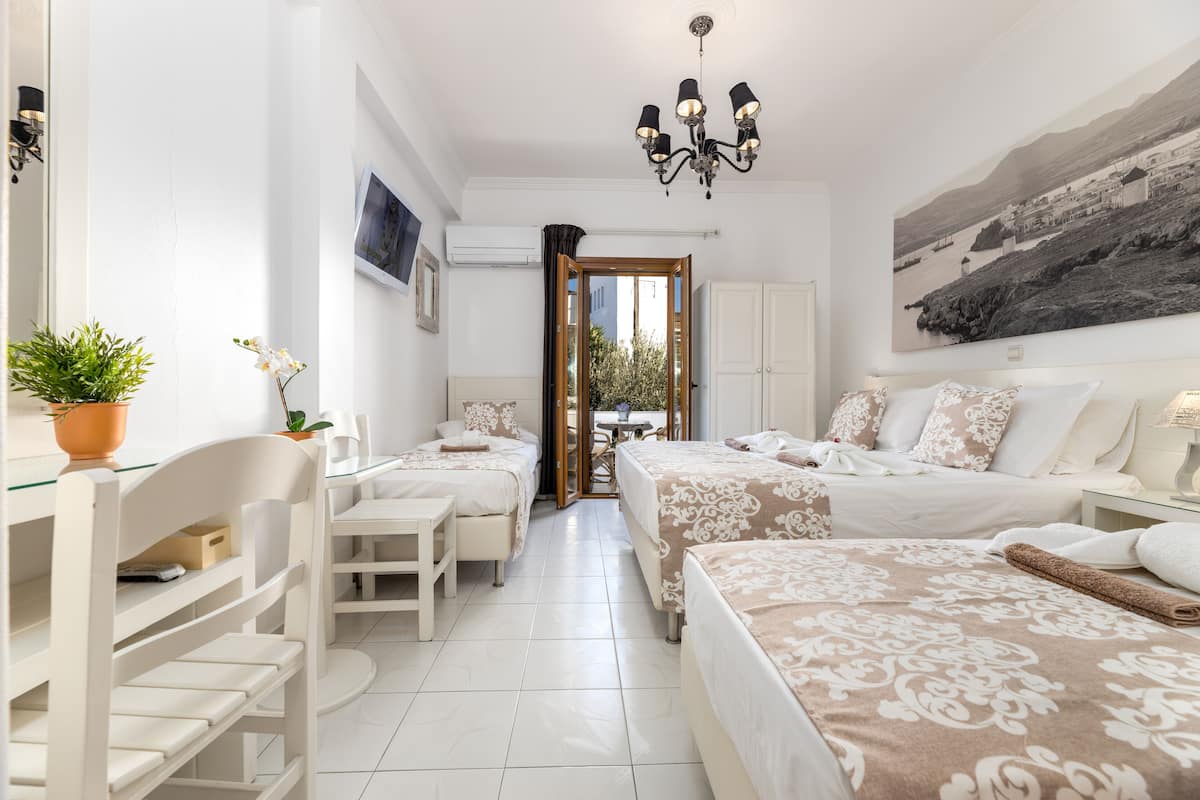 Habitación cuádruple de lujo | Ropa de cama de alta calidad, edredón y camas con efecto memoria
