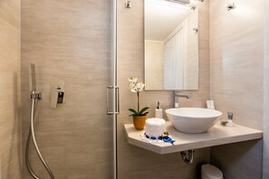 Vichy shower - Panos Studios (Paros)