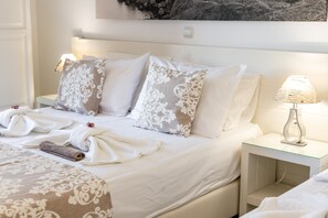 Premium bedding, down duvets, memory-foam beds, in-room safe - Panos Studios (Paros)