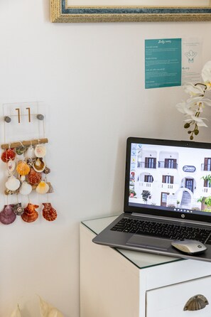TV, printers - Panos Studios (Paros)