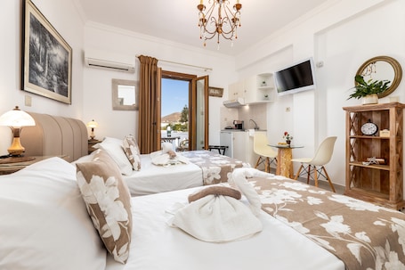 Studio for 3 people | Premium bedding, down comforters, memory foam beds, in-room safe. Panos Studios