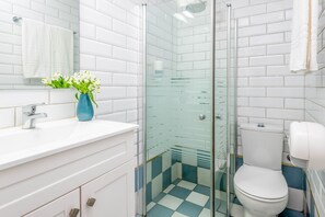 Douche, articles de toilette gratuits, serviettes fournies