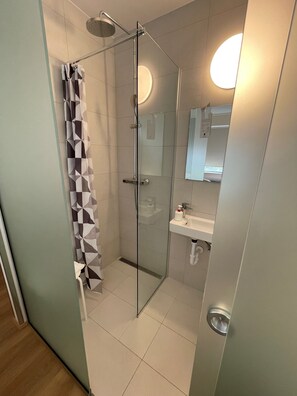 Standard-Zweibettzimmer, eigenes Bad | Badezimmer | Dusche, Handtücher