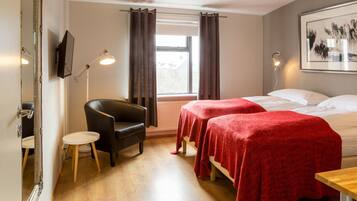 Deluxe-Zweibettzimmer, eigenes Bad | 1 Schlafzimmer, Verdunkelungsvorhänge, Bettwäsche