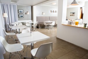 Desayuno continental diario (ISK 2500 por persona)