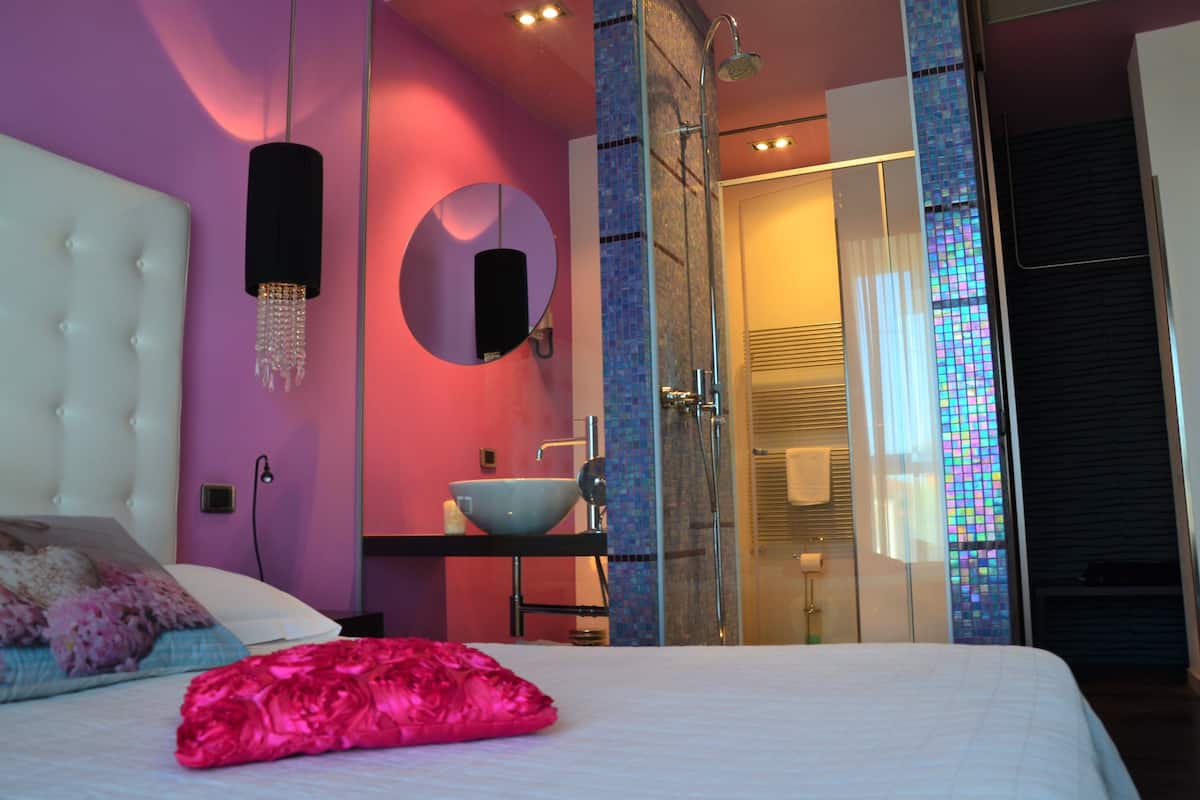 Deluxe Double Room | Down comforters, minibar, in-room safe, individually furnished
