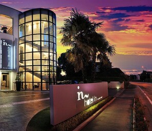 Fassade der Unterkunft – Abend/Nacht