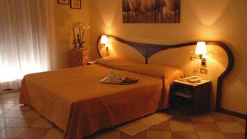 Minibar, Zimmersafe, Schreibtisch, Verdunkelungsvorhänge