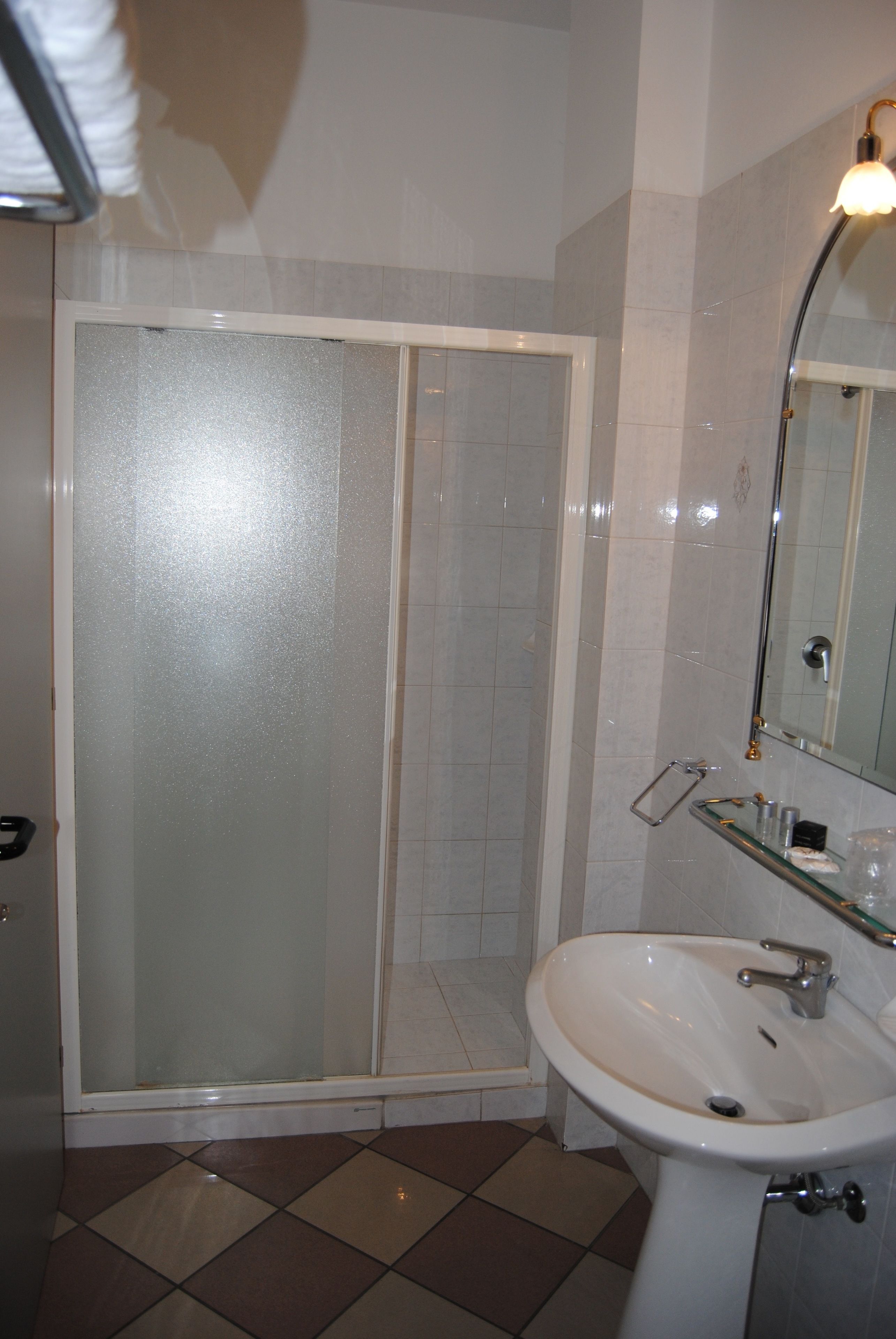triple room | bathroom | shower, free toiletries, hair dryer, bidet