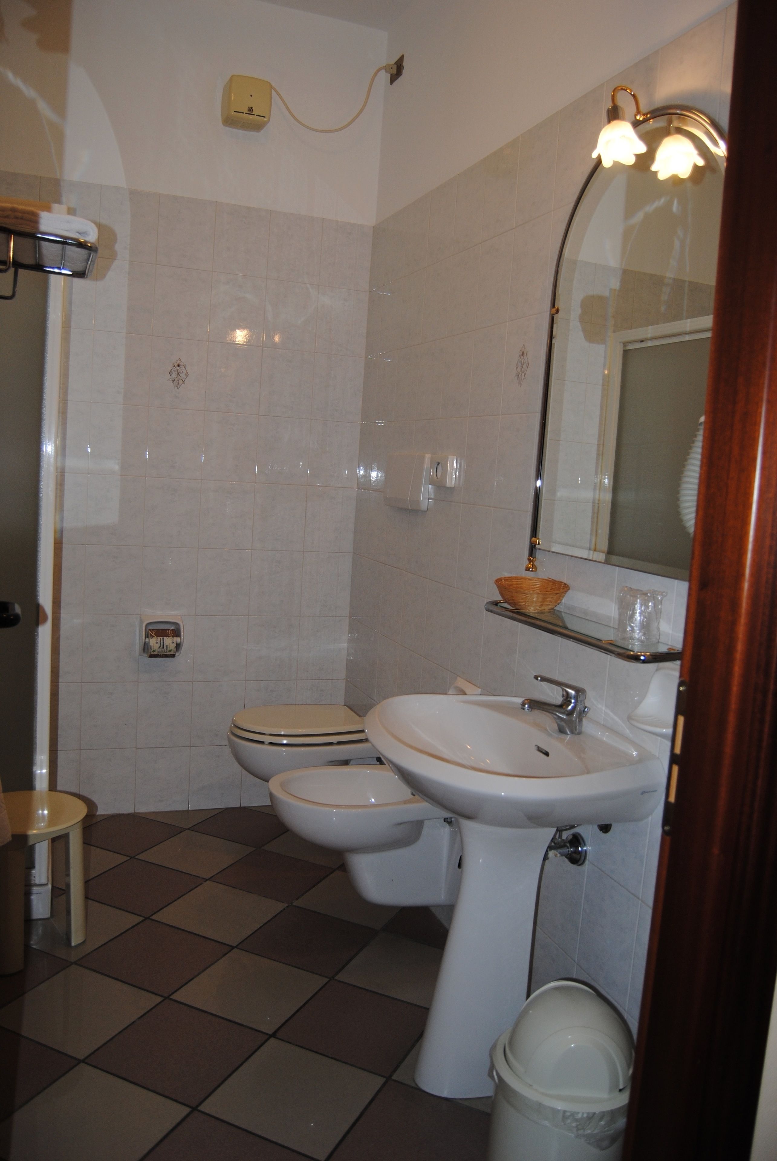 economy double room | bathroom | shower, free toiletries, hair dryer, bidet