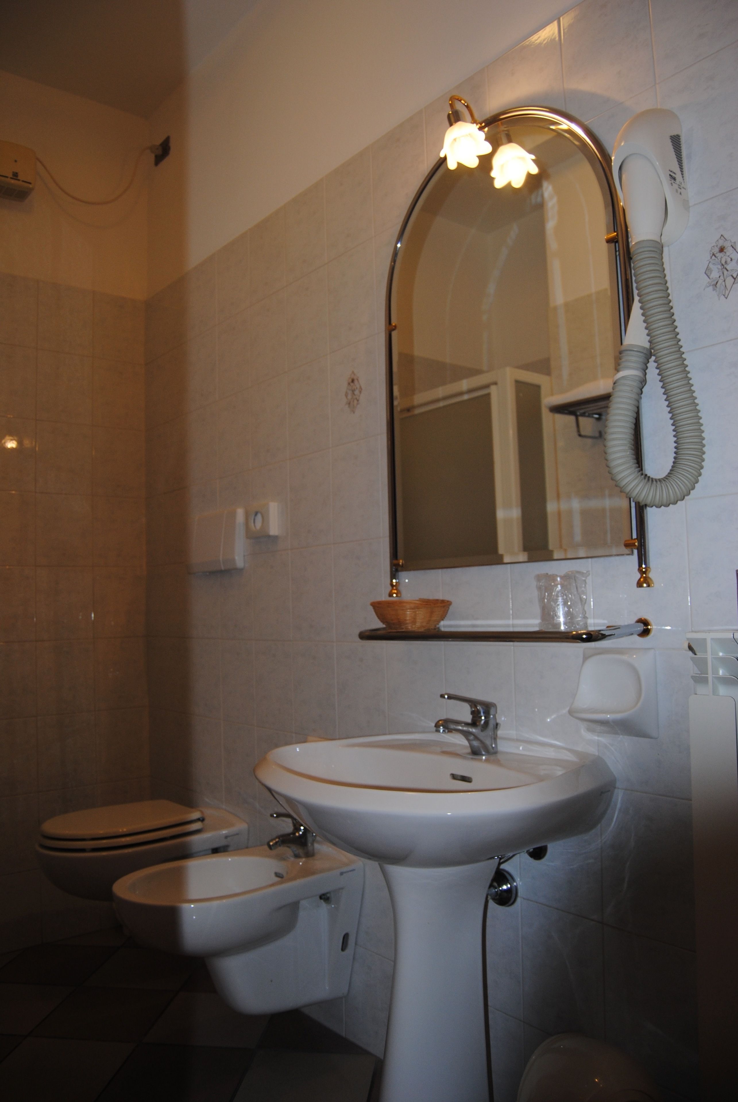 comfort double or twin room | bathroom | shower, free toiletries, hair dryer, bidet