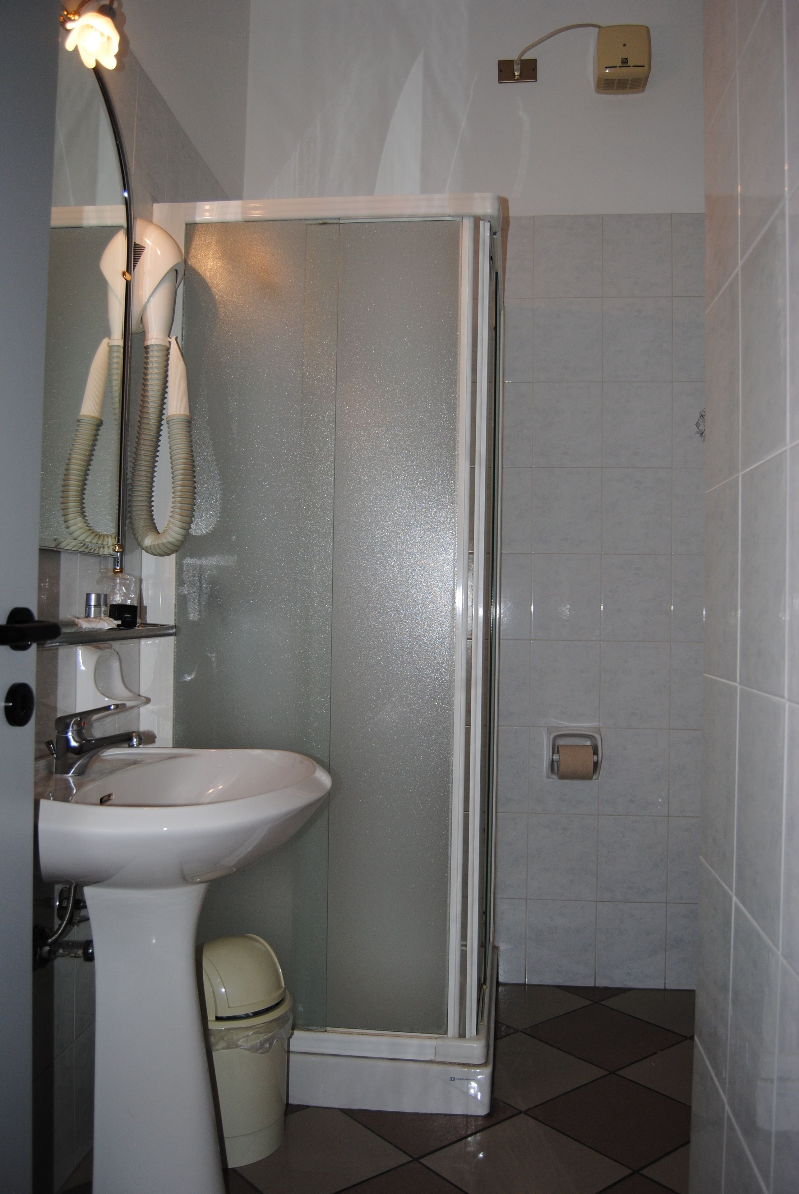 shower, free toiletries, hair dryer, bidet