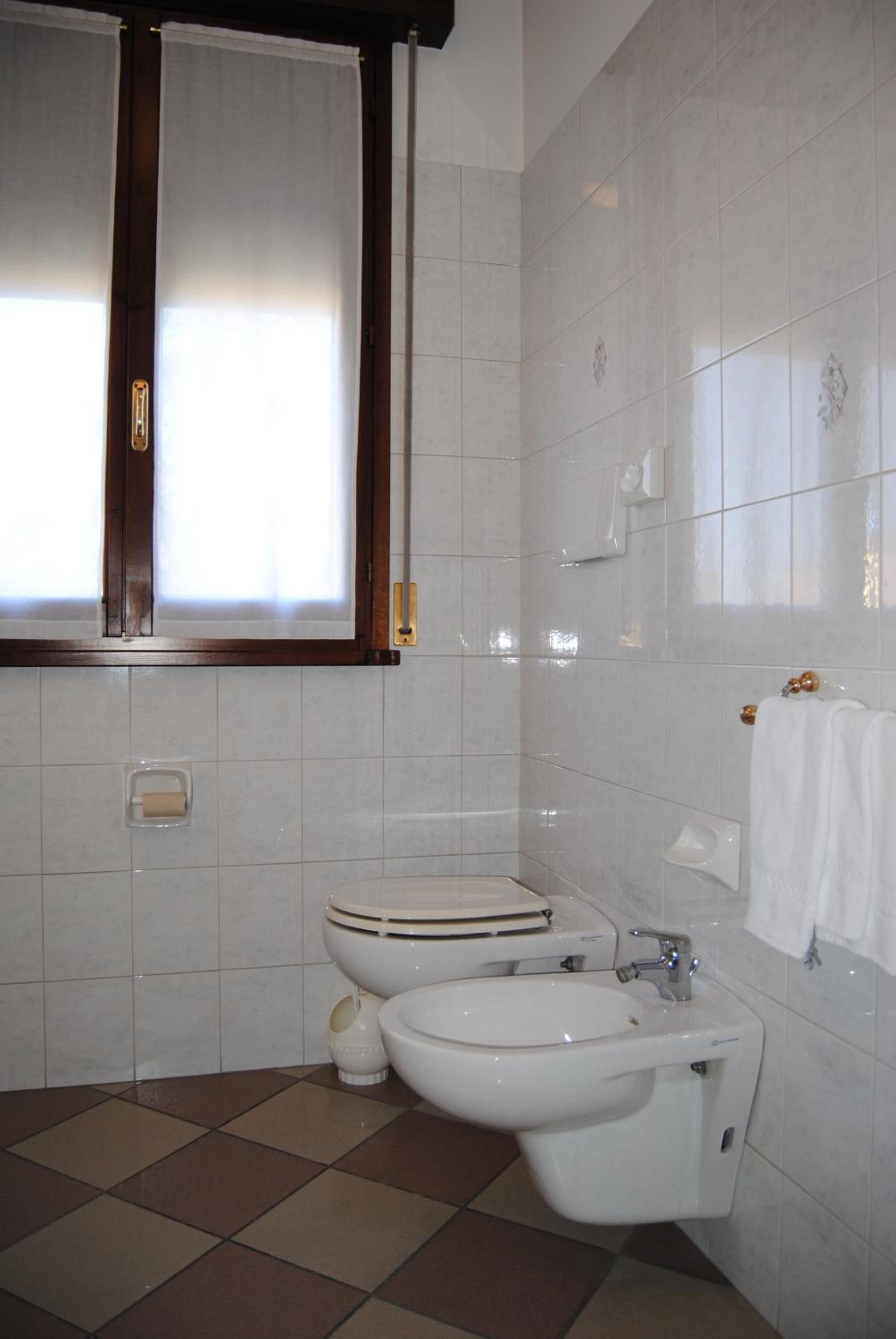 shower, free toiletries, hair dryer, bidet