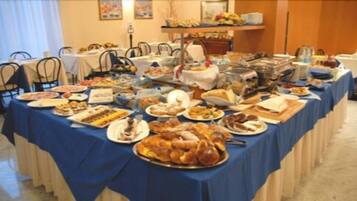 Tägliches Frühstücksbuffet (7 EUR pro Person)