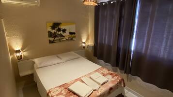 Standard Double Room | Frigobar, individualmente decorados, escrivaninha