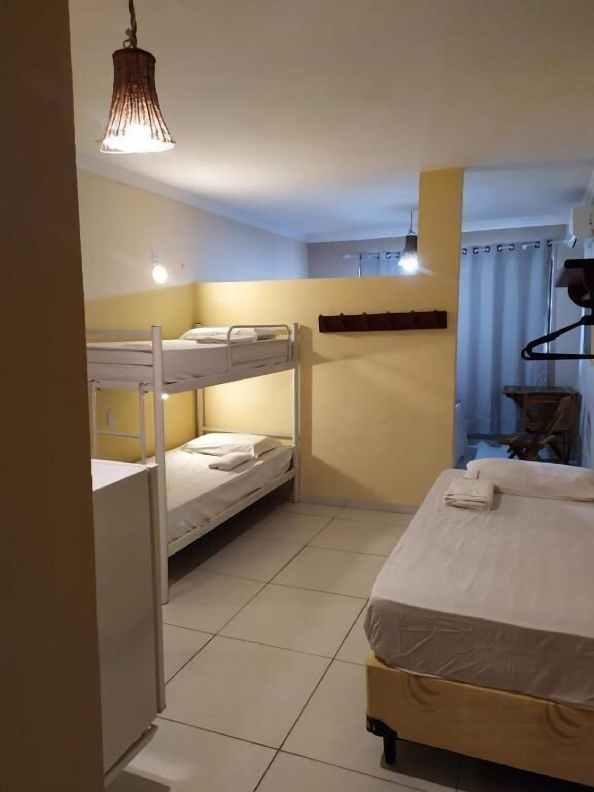 Apartamento Quadruplo | Minibar, individually decorated, desk, iron/ironing board