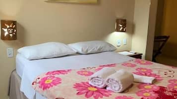 Standard Double Room | Frigobar, individualmente decorados, escrivaninha