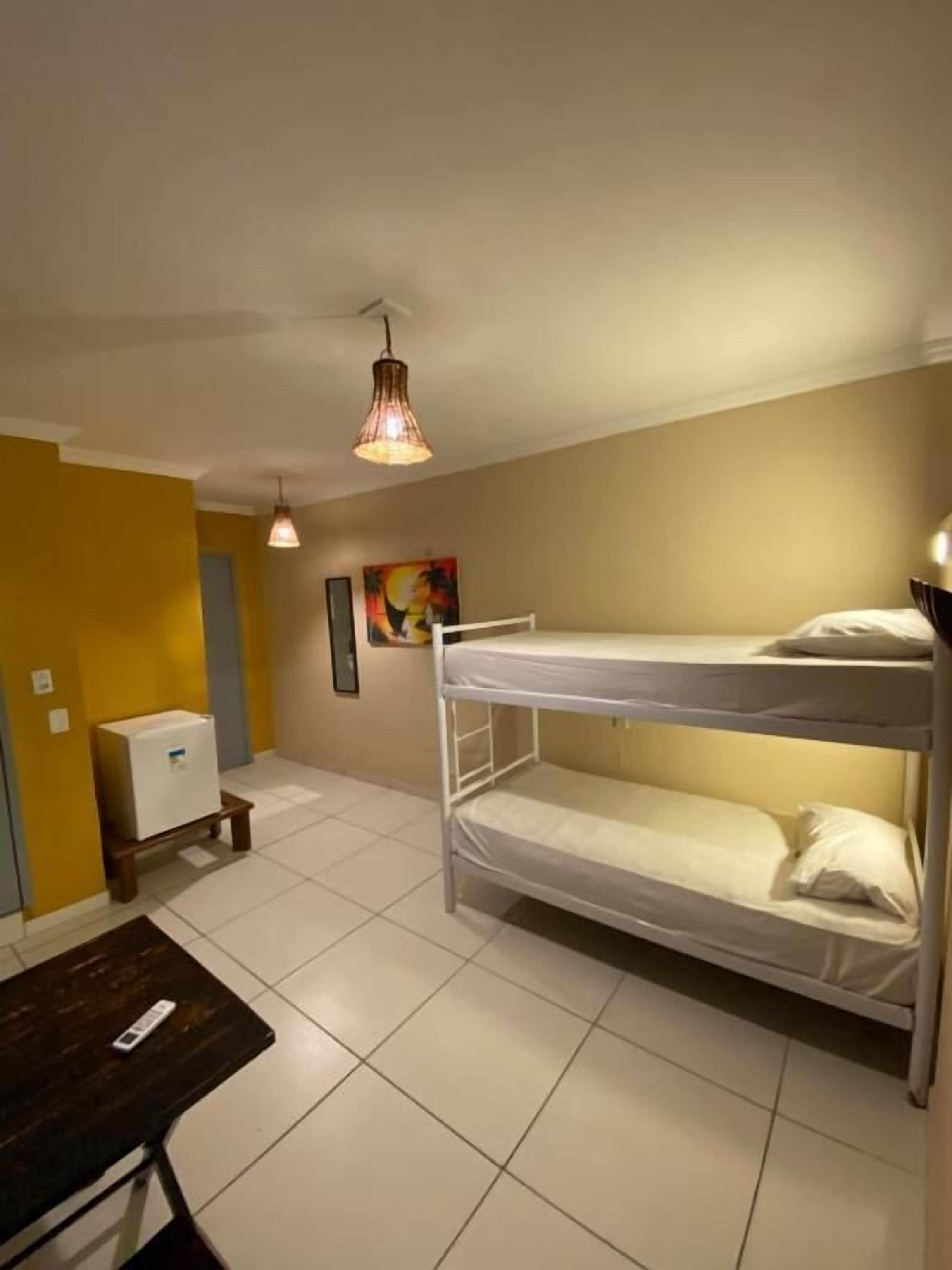 Minibar, decoración personalizada y escritorio 