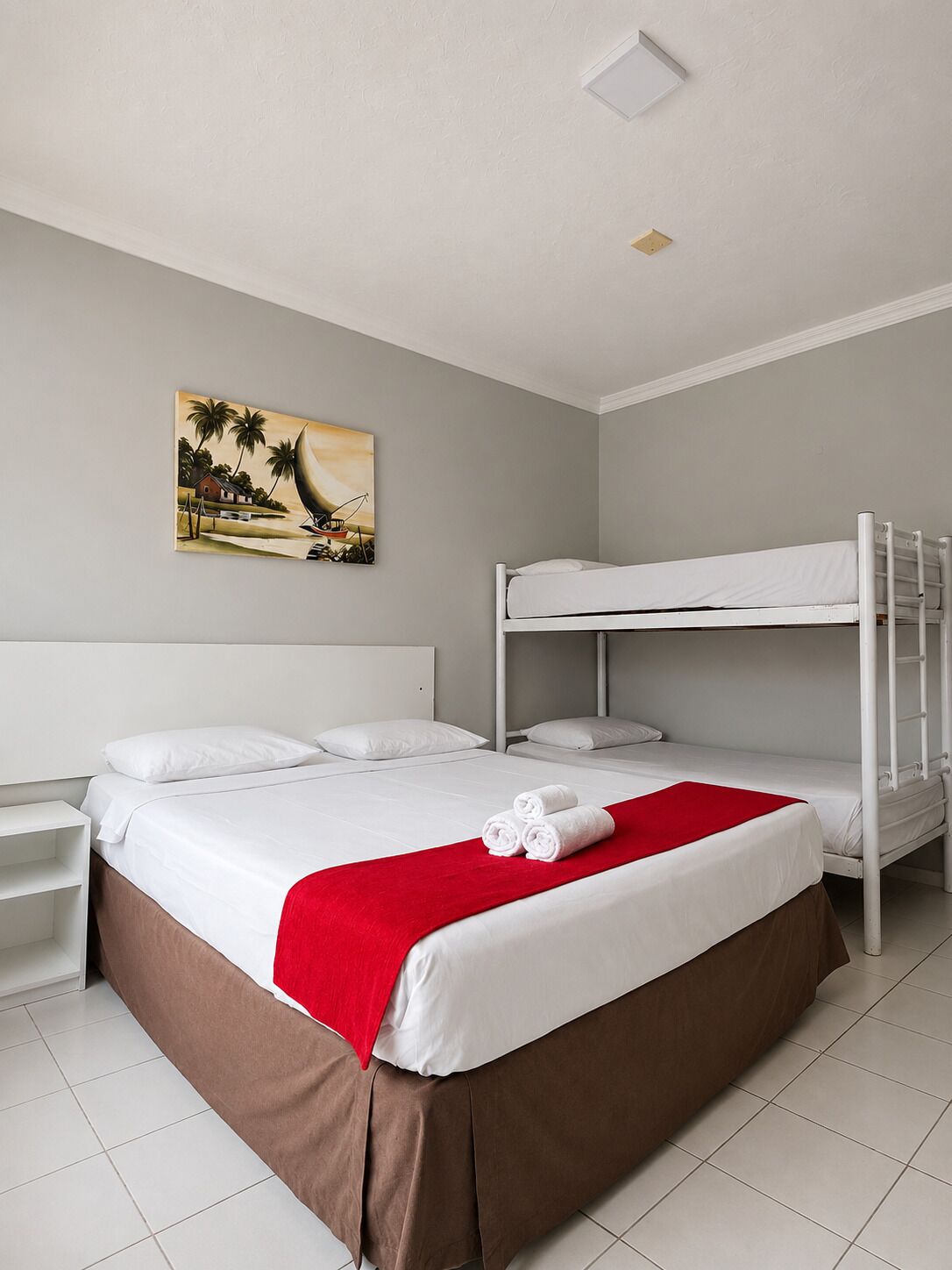 Habitació quàdruple estàndard | Minibar, decoració individual, escriptori i planxa i posts de planxar 