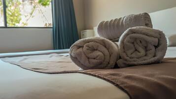 Apartamento Triplo | Minibar, individually decorated, desk, iron/ironing board