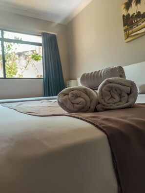 Apartamento Triplo | Frigobar, individualmente decorados, escrivaninha