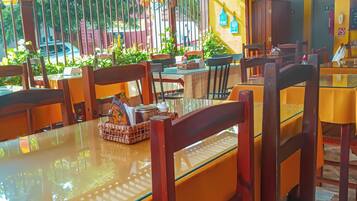 TĂ€gliches inbegriffenes FrĂŒhstĂŒcksbuffet