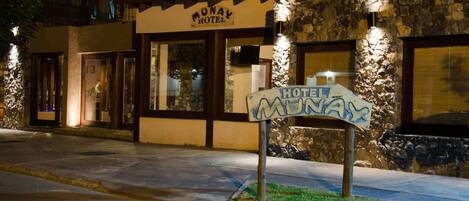 Fachada del alojamiento - Noche