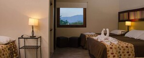 Standard Triple Room | In-room safe, individually decorated, individually furnished, desk - Hotel Munay Cafayate (Cafayate)