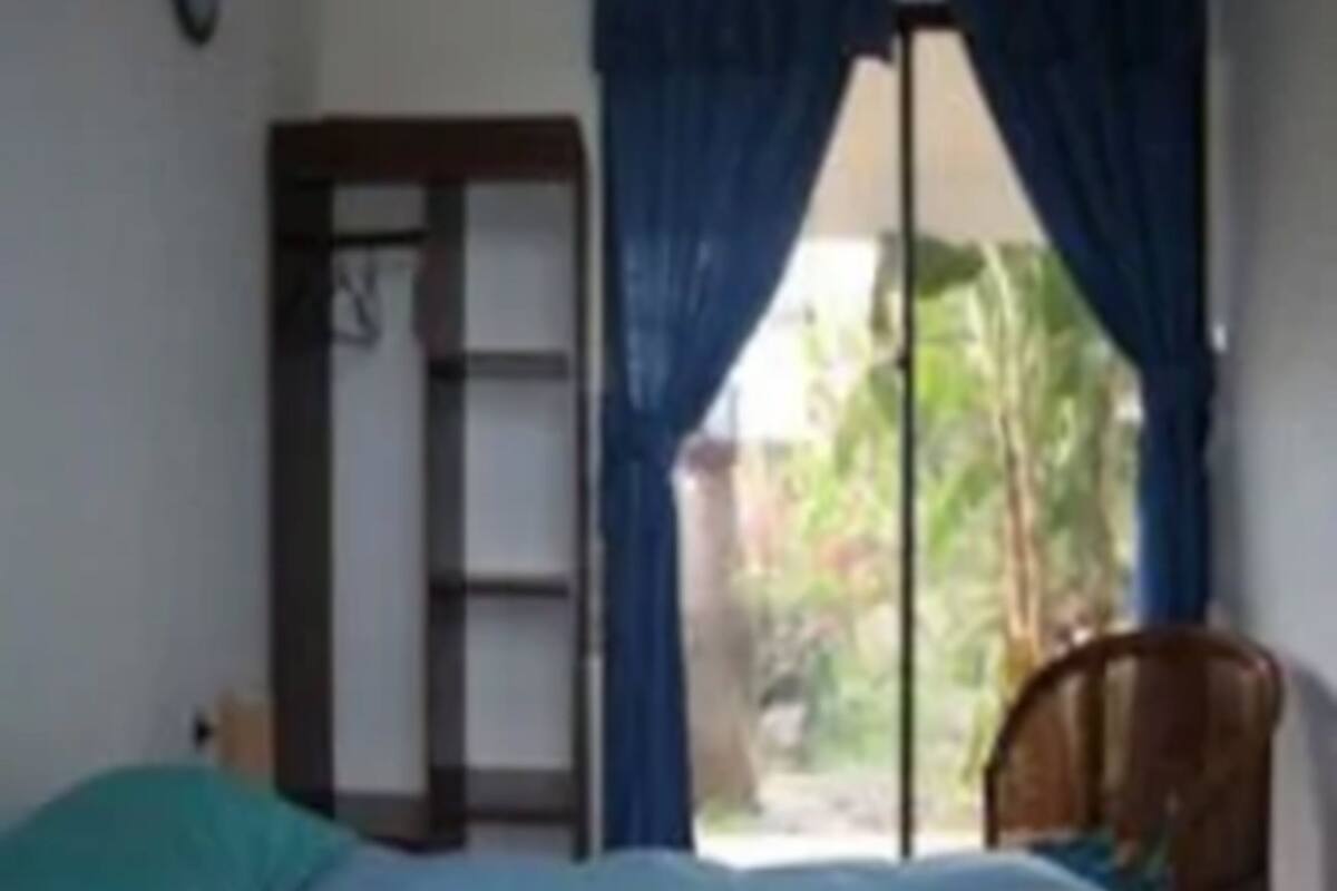 خزنة داخل الغرفة ومكتب ومساحة عمل للكمبيوتر المحمول وستائر تعتيم