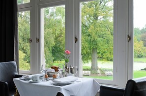 Escritorio, cunas gratuitas, camas plegables/adicionales y wifi gratis