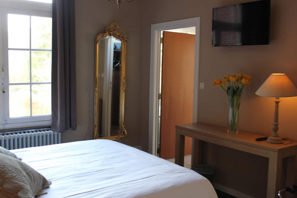 Een bureau, gratis babybedden, extra bedden, gratis wifi