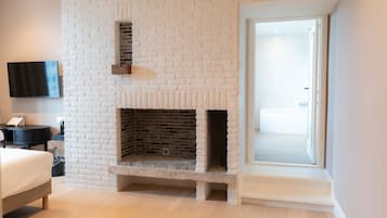 Family Quadruple Room | Desk, free cribs/infant beds, rollaway beds, free WiFi